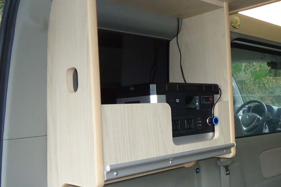 ポータブルバッテリーをすっきり収納出来ます